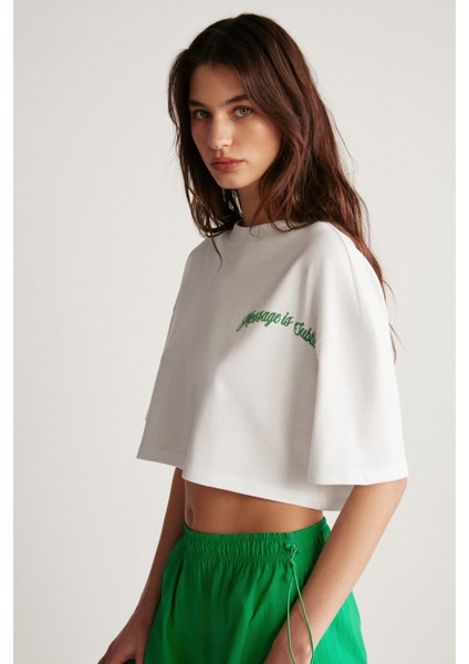Carıssa Kadın Bisiklet Yaka Baskı Detaylı Crop Beyaz T-Shirt fiyatları