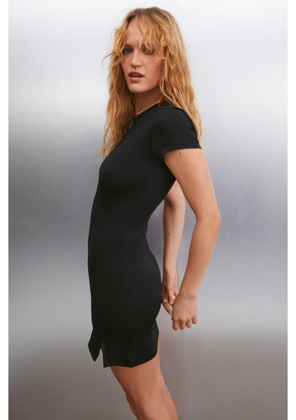 Abby Kadın Vücüda Oturan Bodycon Yarı Parlak Esnek Kumaşlı Yırtmaçlı Mini Siyah Elbise