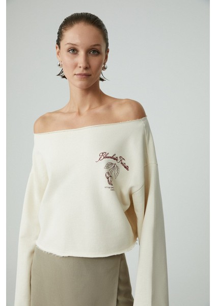 Carıbou Kadın Asimetrik Yakalı Şardonsuz Tek Omzu Açık Baskılı Ekru Sweatshirt