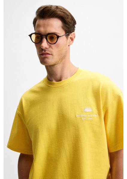 Khary Erkek Nakış Detaylı %100 Organik Pamuk Oversize Bisiklet Yaka Sarı T-Shirt fırsatları