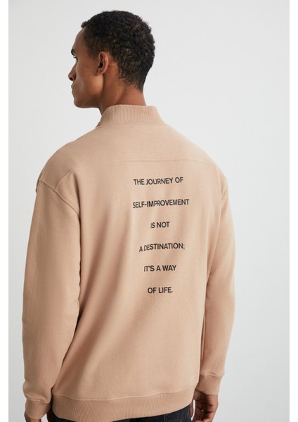 Bılboan Erkek Organik Pamuklu Içi Polarlı Fermuar Dik Yaka Sırt Yazı Baskılı Bej Sweatshirt