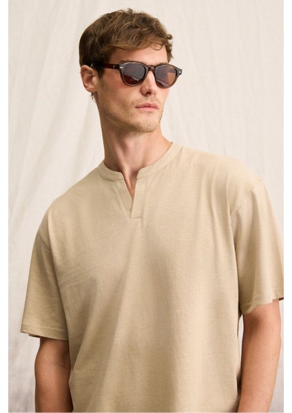 Brucnato Erkek Hakim Yaka Düğmesiz Kısa Patlı Kısa Kollu Relaxed Fit Bej T-Shirt