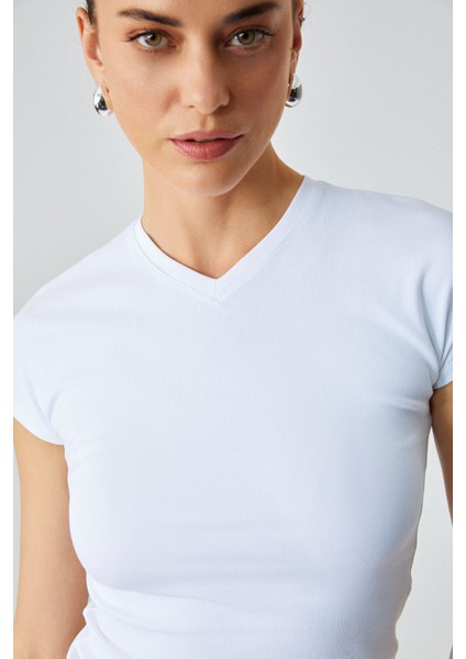 Marta Kadın V Yaka Kısa Kol Slim Beyaz T-shirt fırsatları