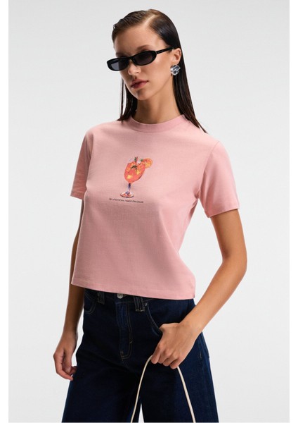 IVONNE Kadın Cocktail Baskı Desenli Kısa Kollu Organik Pamuklu Bisiklet Yaka Crop Pembe T-Shirt