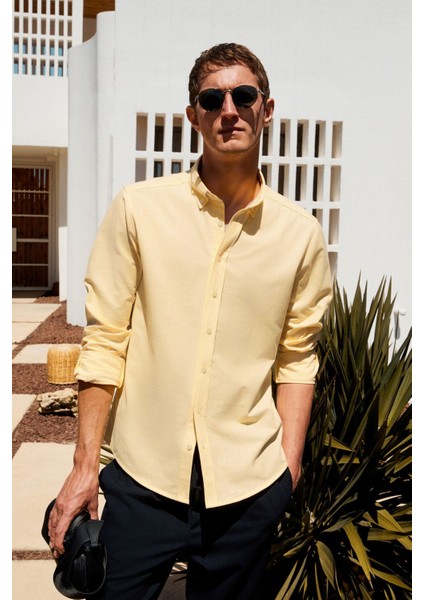 Perttu Erkek %100 Pamuk Slim Fit Dar Kesim Düğmeli Yaka Keten Görünümlü Flamlı Sarı Gömlek