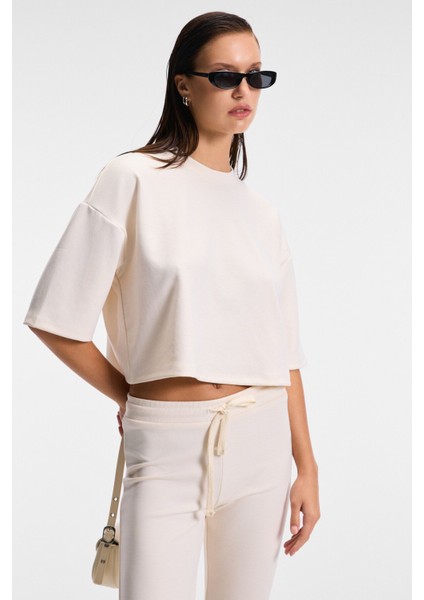 Vela Kadın Esnek Kumaşlı Bisiklet Yaka Oversize Fit Bej T-Shirt modelleri