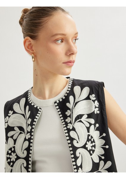 Aplike Nakışlı Bisiklet Yaka Kolsuz Crop Yelek