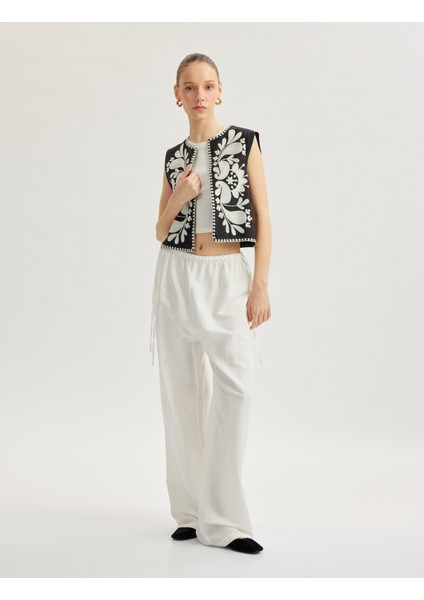 Aplike Nakışlı Bisiklet Yaka Kolsuz Crop Yelek fiyatları