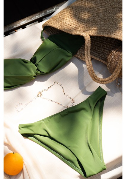 Burgu Detaylı Bikini Üstü