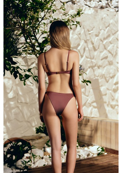 Üçgen Bikini Altı