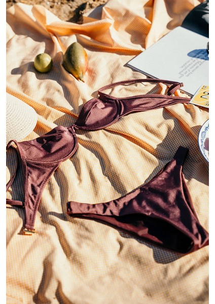 Üçgen Bikini Altı