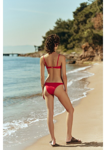 Üçgen Bikini Altı