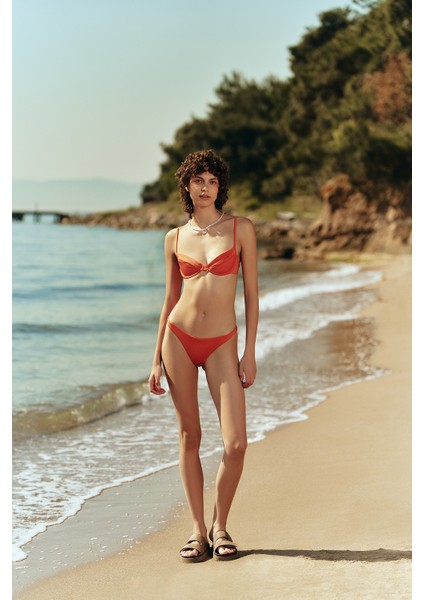Üçgen Bikini Altı