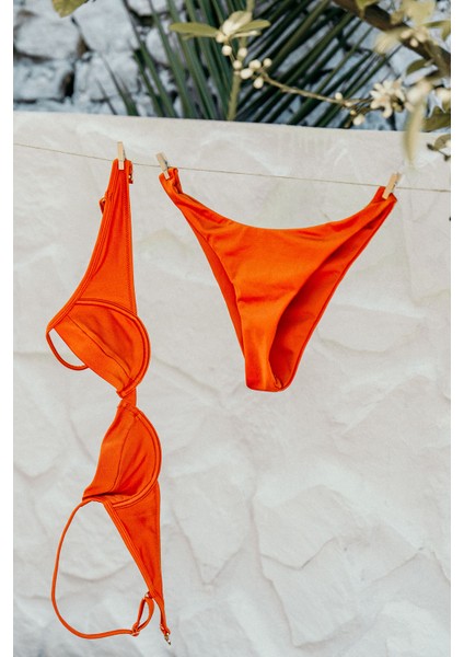 Üçgen Bikini Altı