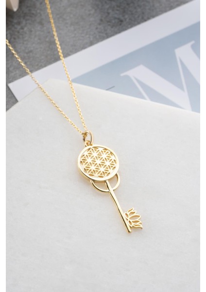 925 Ayar Gümüş Gold Kaplama Lotus Çiçeği Detaylı Anahtar Kolye