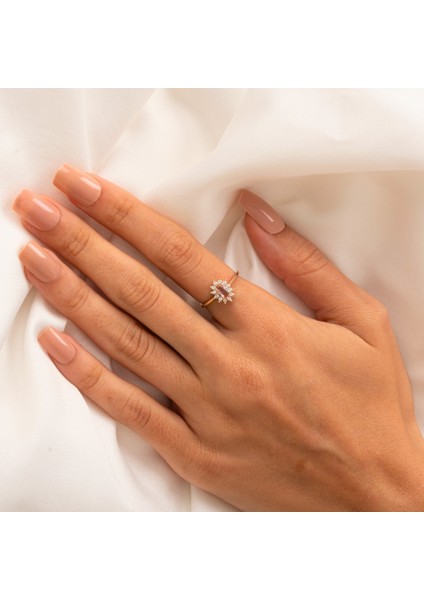 Gümüş Yüzük -Oval Kesim Zultanit Yan Zirkon Taşlı Modern 925 Ayar Gümüş Kadın Tektaş Yüzük-Hediyelik