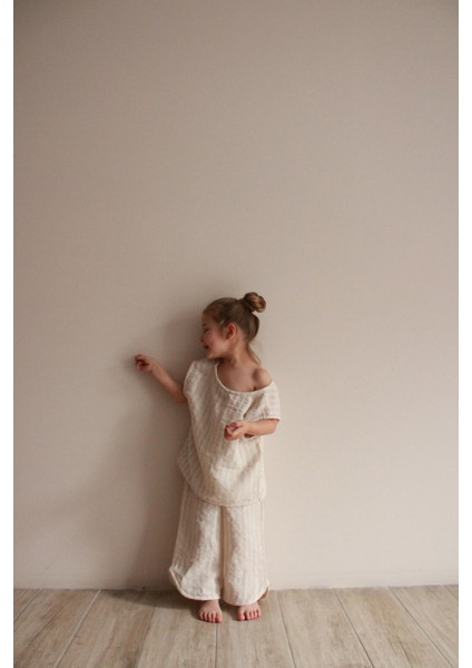 Bej Çizgili Sırt Detaylı Müslin Takım fırsatları