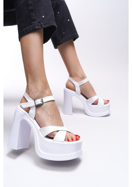 Elyenelor Kadın Yüksek Topuklu Sandalet 00121000 fırsatları