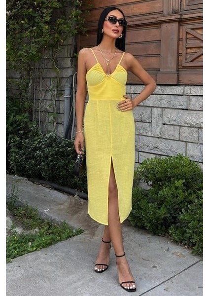 Göğsü Aksesuarlı Önü Yırtmaçlı Elbise