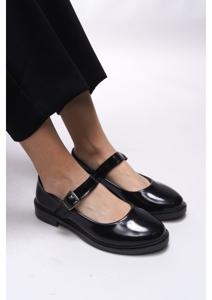 Saelheira Kadın Rugan Babet – Düz Tabanlı, Tokalı ve Kemerli Rahat Günlük Kullanım Ayakkabısı