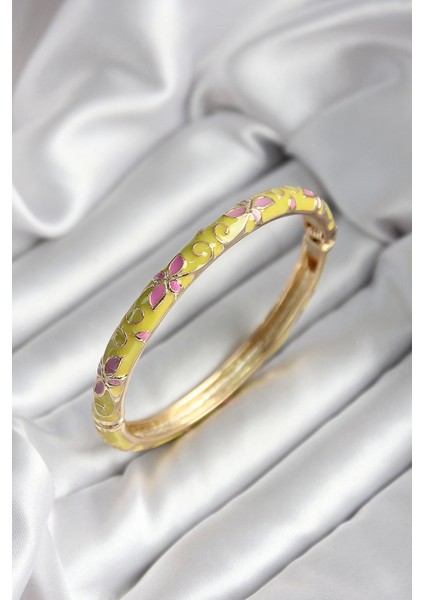 Mineli Pirinç Sarı Çiçek Desenli Gold Renk Kadın Kelepçe (Çap 60 Mm)
