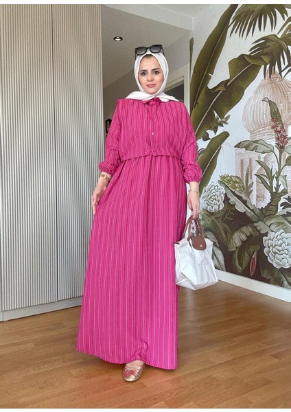 Çizgili Gömlek Detaylı Yazlık Elbise Takım – Renkli ve Konforlu Stil Fuşya