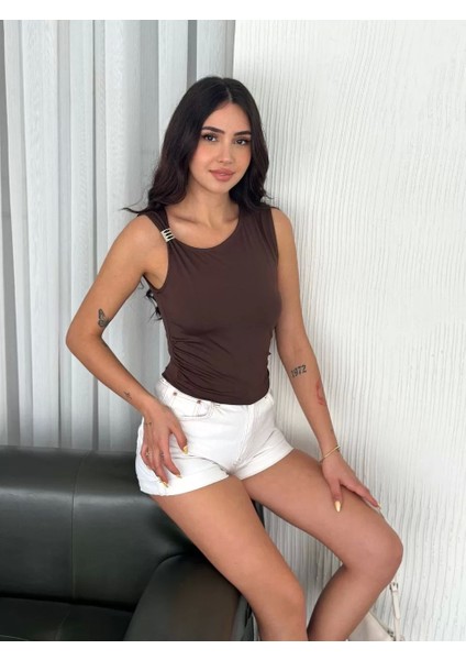 Osy Modal Yumuşak Dokulu Kumaş Bisiklet Yaka Kadın Sıfır Kol Bluz Omuz Toka Aksesuar Detaylı - Kahverengi