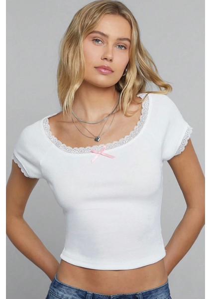 - Kadın Beyaz Göğsü ve Kolları Dantelli Fiyonklu Kısa Kol Crop Top Bluz