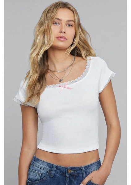 - Kadın Beyaz Göğsü ve Kolları Dantelli Fiyonklu Kısa Kol Crop Top Bluz modelleri