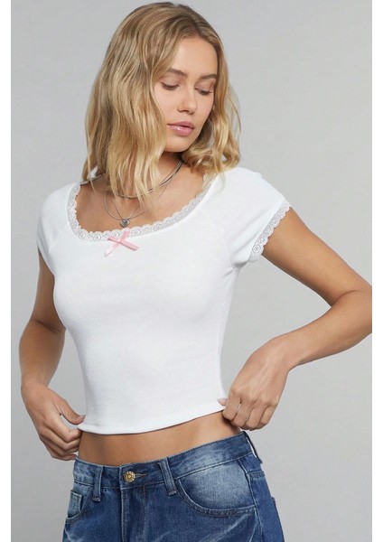 - Kadın Beyaz Göğsü ve Kolları Dantelli Fiyonklu Kısa Kol Crop Top Bluz fırsatları