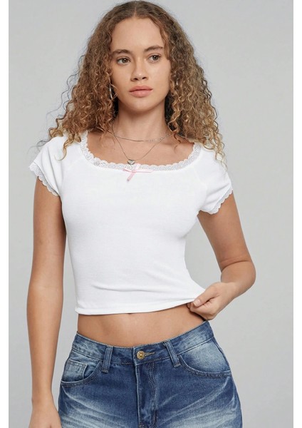 - Kadın Beyaz Göğsü ve Kolları Dantelli Fiyonklu Kısa Kol Crop Top Bluz indirimleri