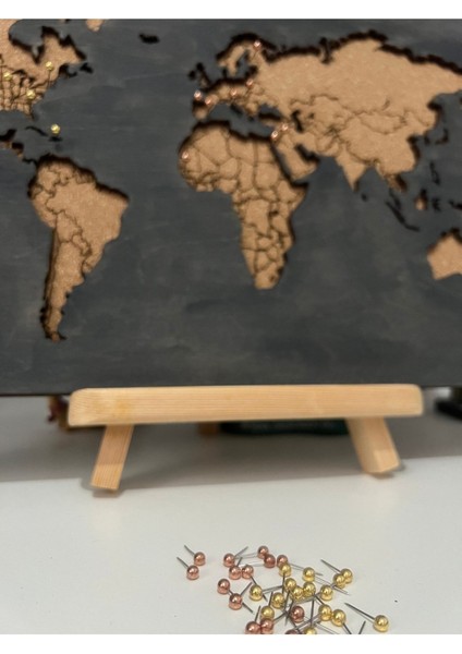 Masaüstü Kişiselleştirilebilir Ahşap Mantar Dünya Haritası - Mini Şövale ve 30 Adet Pin Hediyeli – 30X20CM