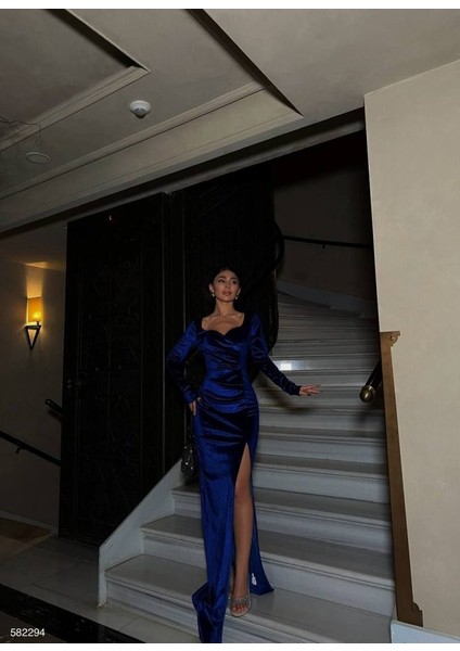 Munn Collection Kadın Kadife Kumaş Kalp Yaka Yırtmaç Detaylı Maxi Boy Elbise fiyatları