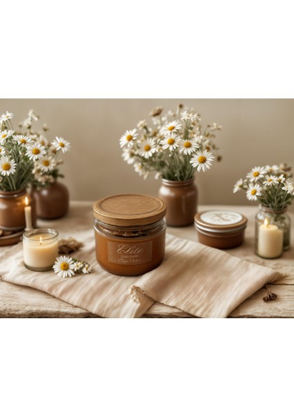 Orman ve Sandal Kokulu Mum – Çiçek Detaylı El Yapımı Kavanoz Mum 8x7 cm