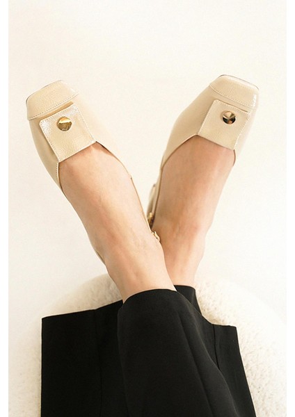 Florence Küt Burun Metal Toka Detaylı Kadın Ayakkabı Bej