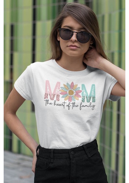 Mom Heart Of The Family Baskılı Anneler Günü Hediyelik Beyaz %100 Pamuklu T Shirt