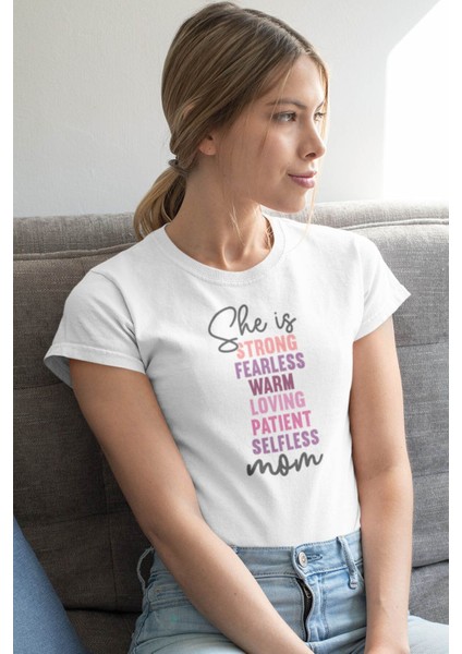 She Is Strong Fearless Patient Mom No:2 Baskılı Anneler Günü Hediyelik Beyaz %100 Pamuklu T Shirt