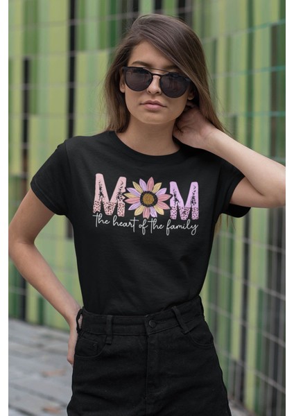 Mom Heart Of The Family Baskılı Anneler Günü Hediyelik Siyah %100 Pamuklu T Shirt