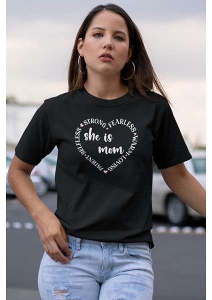 She Is Strong Fearless Patient Mom Baskılı Anneler Günü Hediyelik Siyah %100 Pamuklu T Shirt