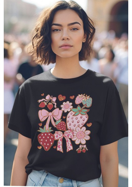 Çilek ve Kurdele No:2 Baskılıyaz Temalı Unisex Regular Fit Pamuklu Siyah Tişört