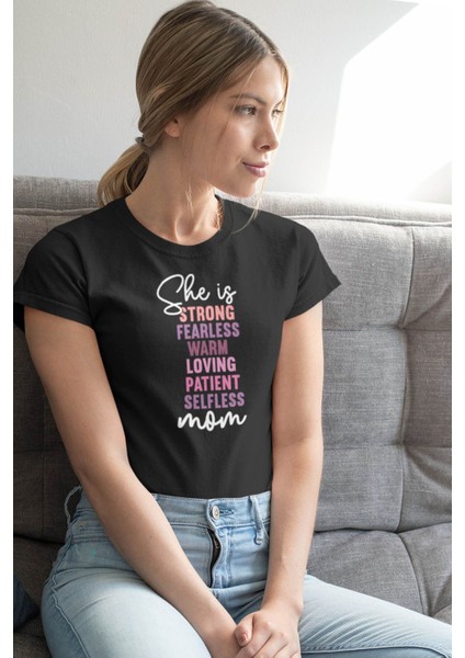 She Is Strong Loving Selfless Mom No:2 Baskılı Anneler Günü Hediyelik Siyah %100 Pamuklu T Shirt