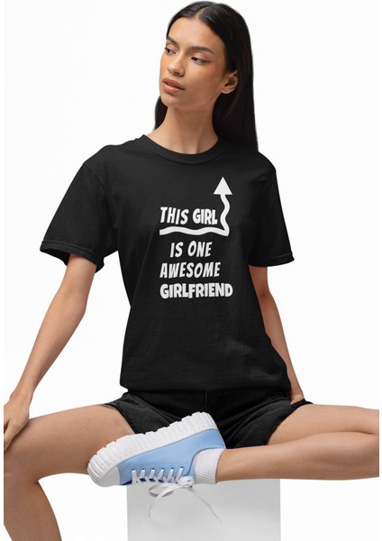 This Girl Is One Awesome Girlfriend Baskılı Sevgili Kız Arkadaş Hediye %100 Pamuk Siyah Tişört