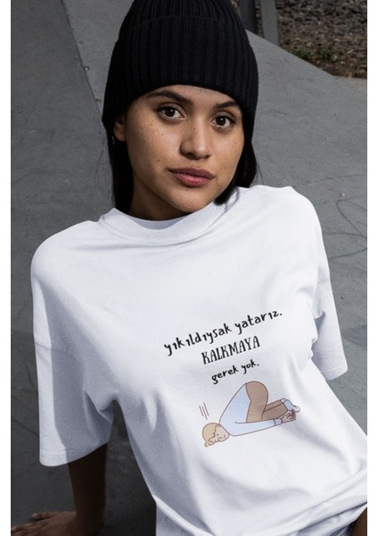 Yıkıldıysak Yatarız. Kalkmaya Gerek Yok Baskılı Eğlenceli Beyaz Unisex T-Shirt