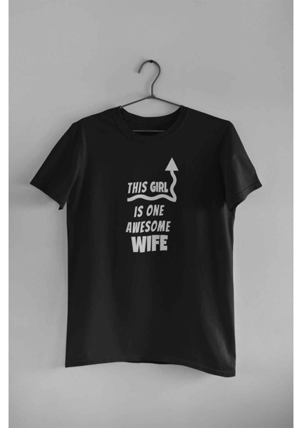 This Girl Is One Awesome Wife Baskılı Eş Karı Kız Arkadaş Hediye %100 Pamuk Siyah Tişört
