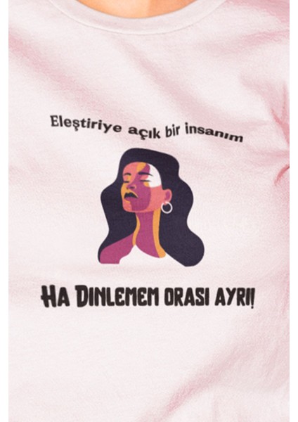 Eleştiriye Açık Bir Insanım Baskılı Eğlenceli Hediyelik Beyaz Kadın T-Shirt