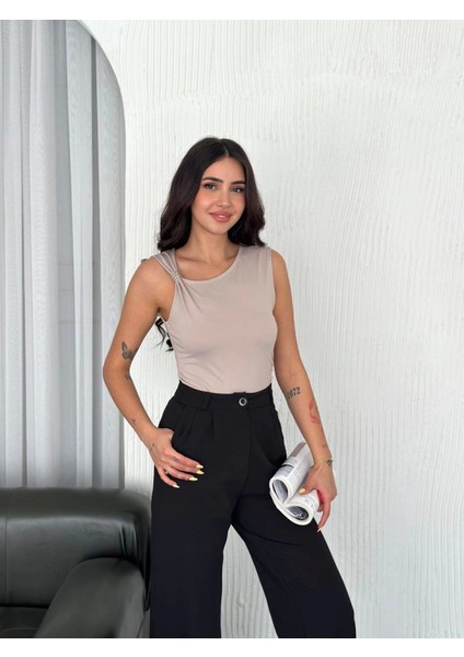 Osy Modal Yumuşak Dokulu Kumaş Bisiklet Yaka Sıfır Kol Bluz Omuz Toka Aksesuar Detaylı - Bej