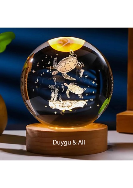 Kişiye Özel Işıklı Ahşap Kaideli Kaplumbağa Temalı Cam Küre 8*6cm