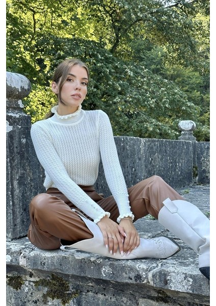 Ekru Boğazlı ve Örgülü Triko Kazak modelleri