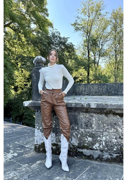 Ekru Boğazlı ve Örgülü Triko Kazak fırsatları