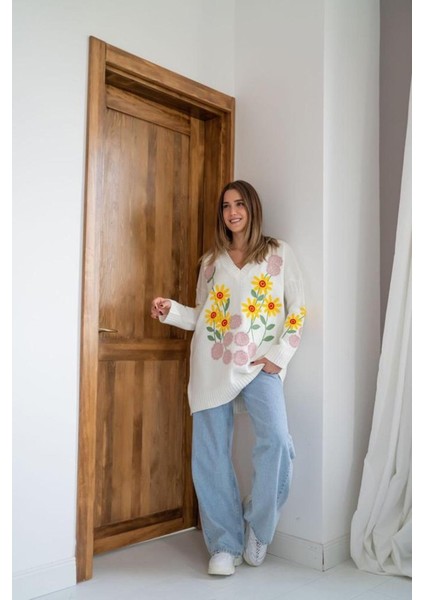 Munn Collection Beyaz Çiçek Nakışlı Kazak